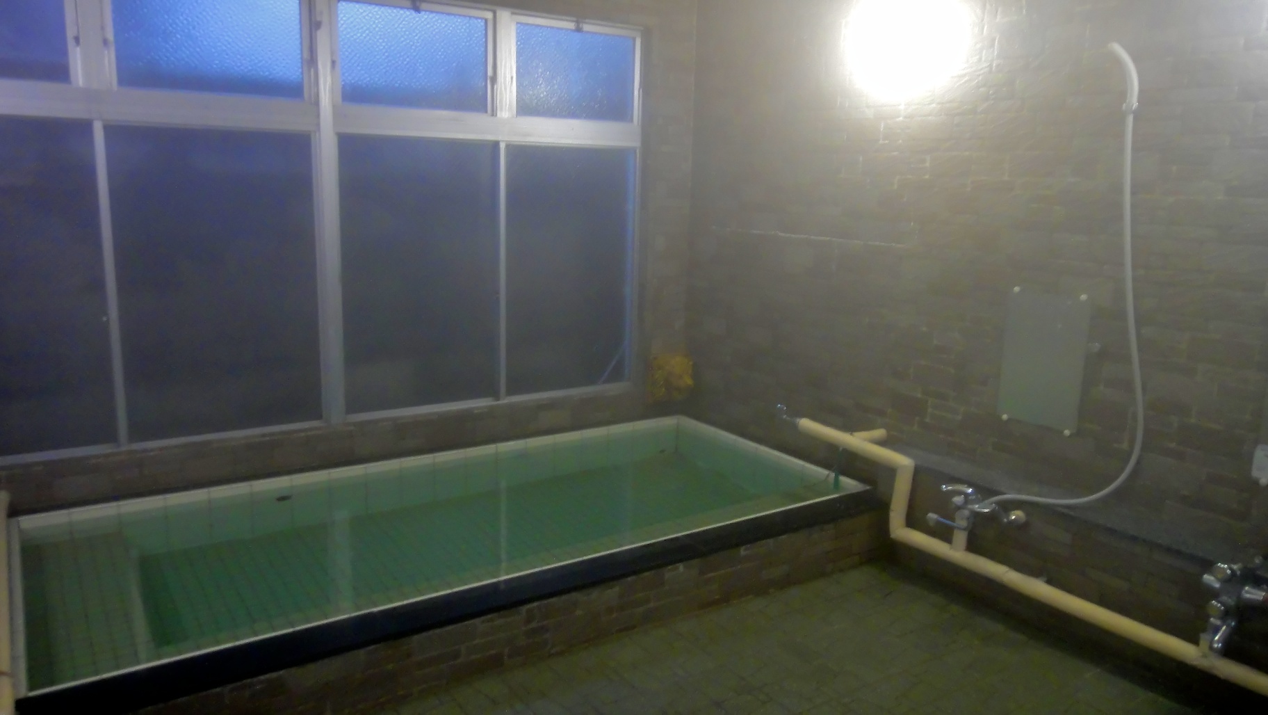 Bain commun dans un modeste ryokan à takayama