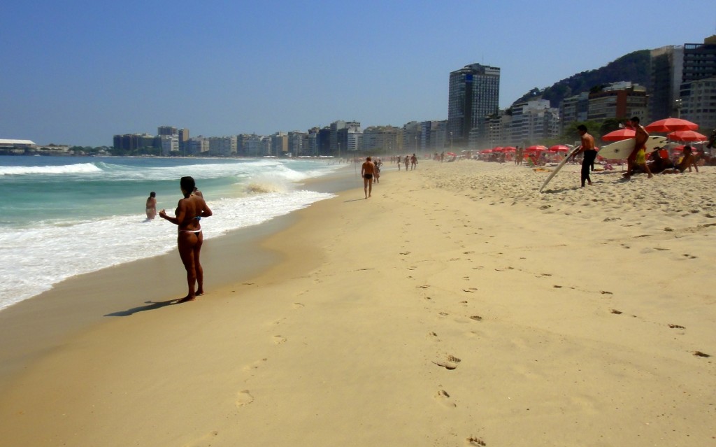 Brésilienne en string sur la plage de Copacabana