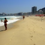 Brésilienne en string sur la plage de Copacabana