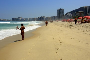 Brésilienne en string sur la plage de Copacabana