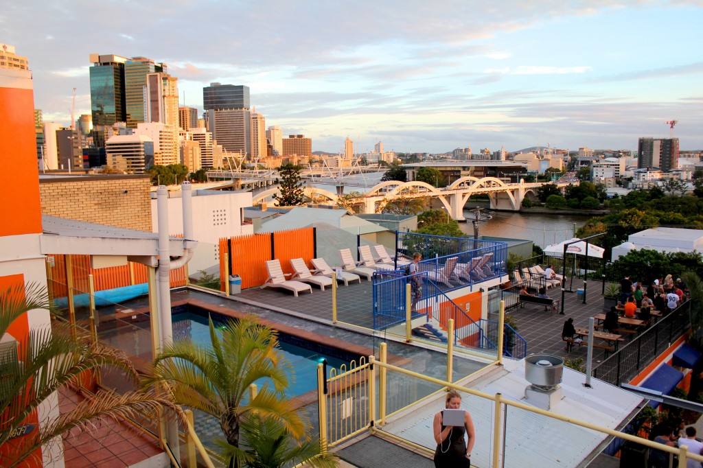 Vue sur le centre-ville de Brisbane depuis les terrasses de l'auberge de jeunesse Brisbane City Backpacker