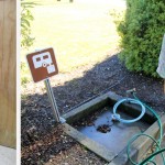 A gauche, les toilettes sèches les moins confortables que nous ayons rencontrés dans les DOC, à droite, remplissage du réservoir d'eau dans une station de vidange (dump station)