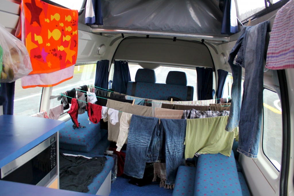 Étendage improvisé à l'arrière du campervan