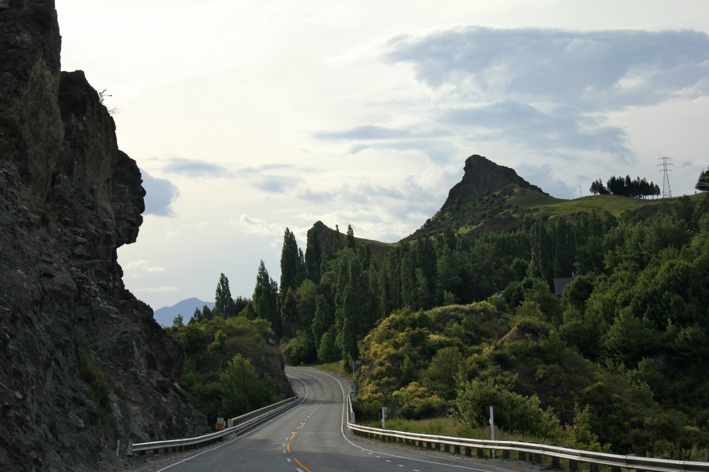 Route sinueuse en direction des Fiordlands dans l'île du sud
