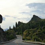 Route sinueuse en direction des Fiordlands dans l'île du sud