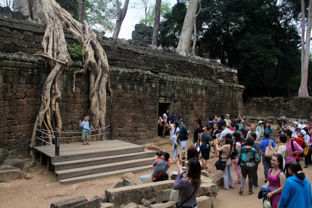Touristes envahissant le temple de Ta Prohm