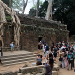 Touristes envahissant le temple de Ta Prohm