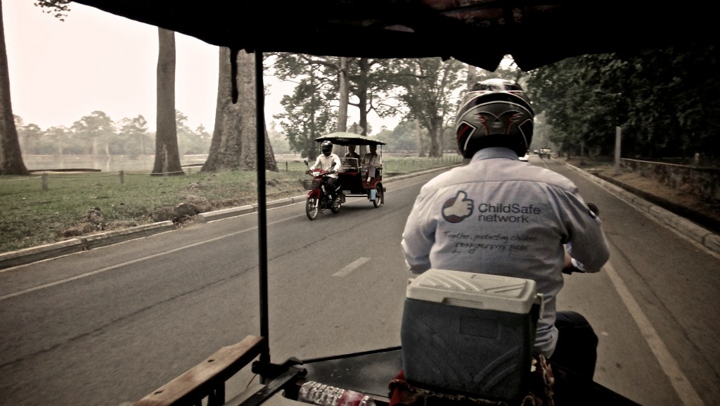 Conducteur de tuk tuk soutenant Childsafe