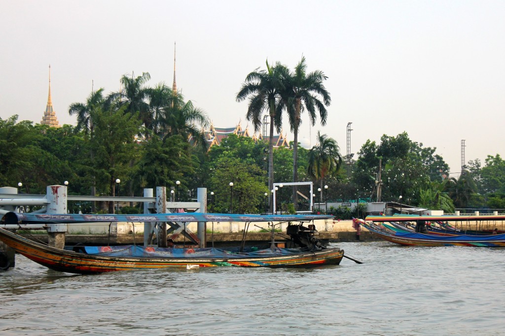 Rive du fleuve Chao Phraya depuis le ferry