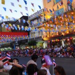 En attendant le défilé lors du nouvel an Chinois. Pour l'anecdote, les thaïlandais attendaient la reine dans sa voiture (avec vitres teintées), génial ! Nous qui pensions attendre un défilé de dragons.