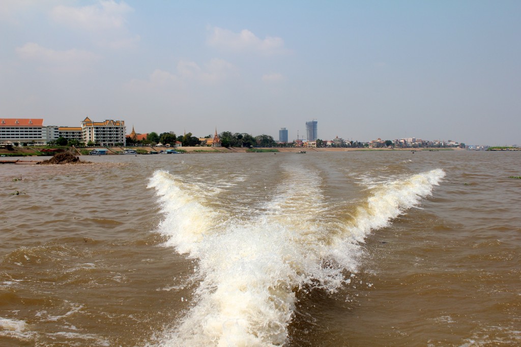 Départ en bateau de Phnom Penh pour le Vietnam 