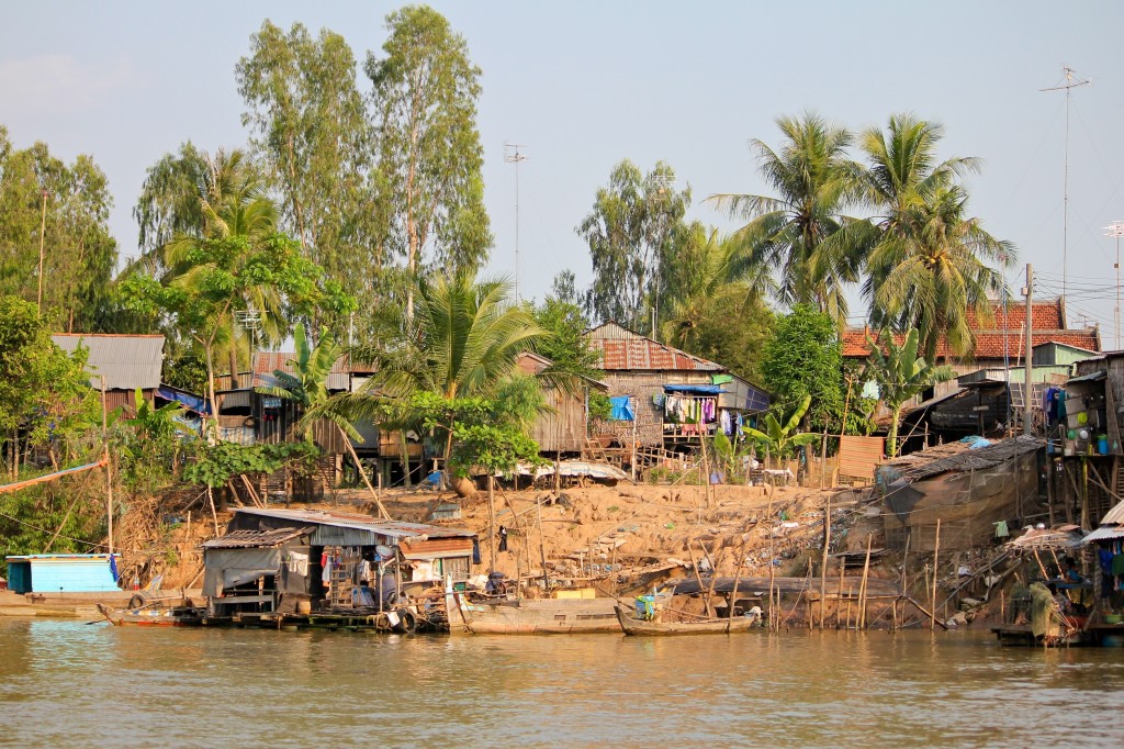 Maisons sur pilotis au bord du Mekong