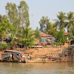 Maisons sur pilotis au bord du Mekong