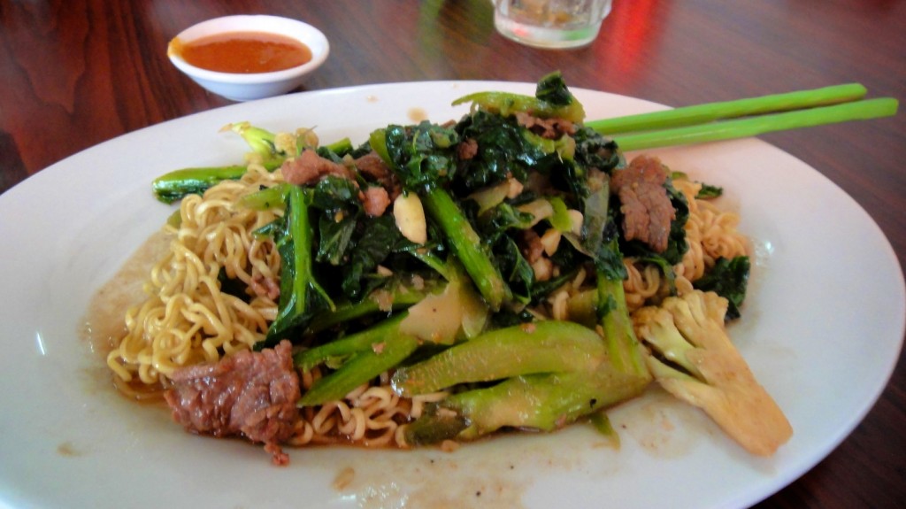 Assiette de nouilles (noodles) et ses légumes craquants