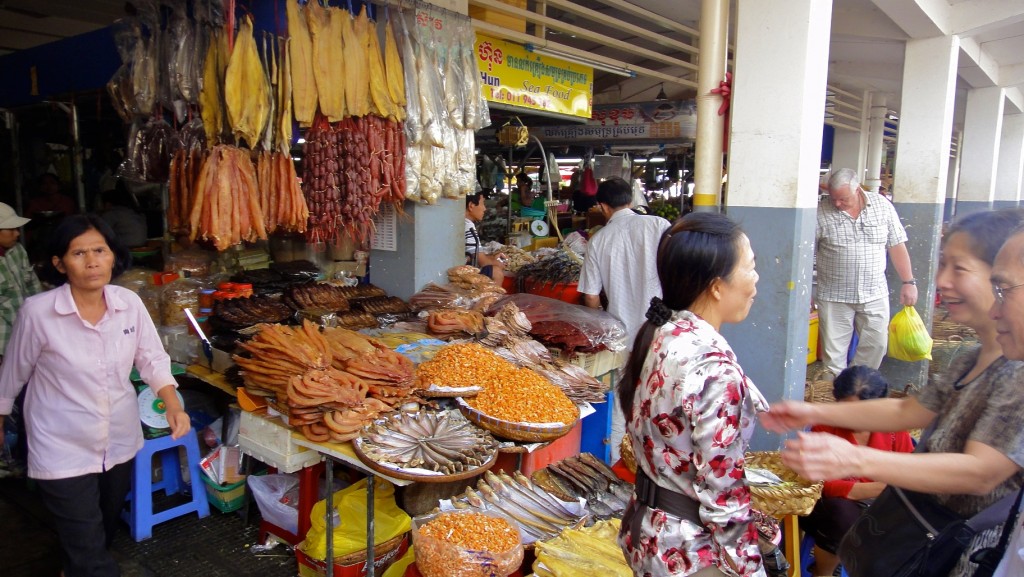 Etal de poissons séchés au marché central (central market) de Phnom Penh