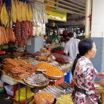 Etal de poissons séchés au marché central (central market) de Phnom Penh