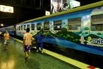 Petite toilette du train express avant le départ à 5h55 vers Aranyaprathet