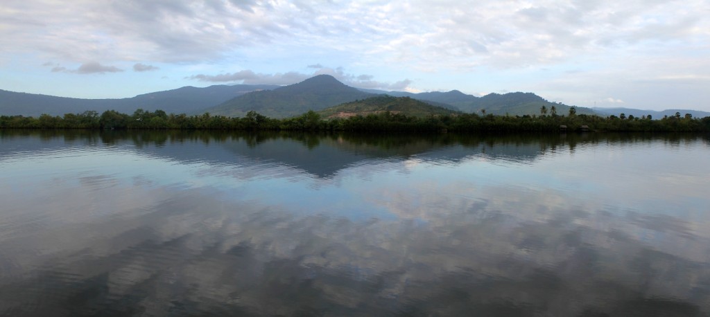 Vue sur le fleuve Kampot au petit matin