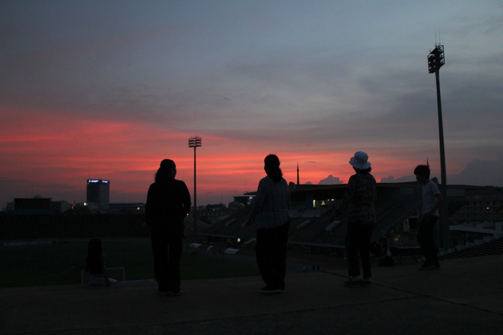 Coucher de soleil sur le stade olympique de Phnom Penh