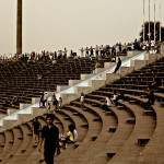 Aérobic et footing dans le stade olympique de Phnom Penh à la tombée de la nuit