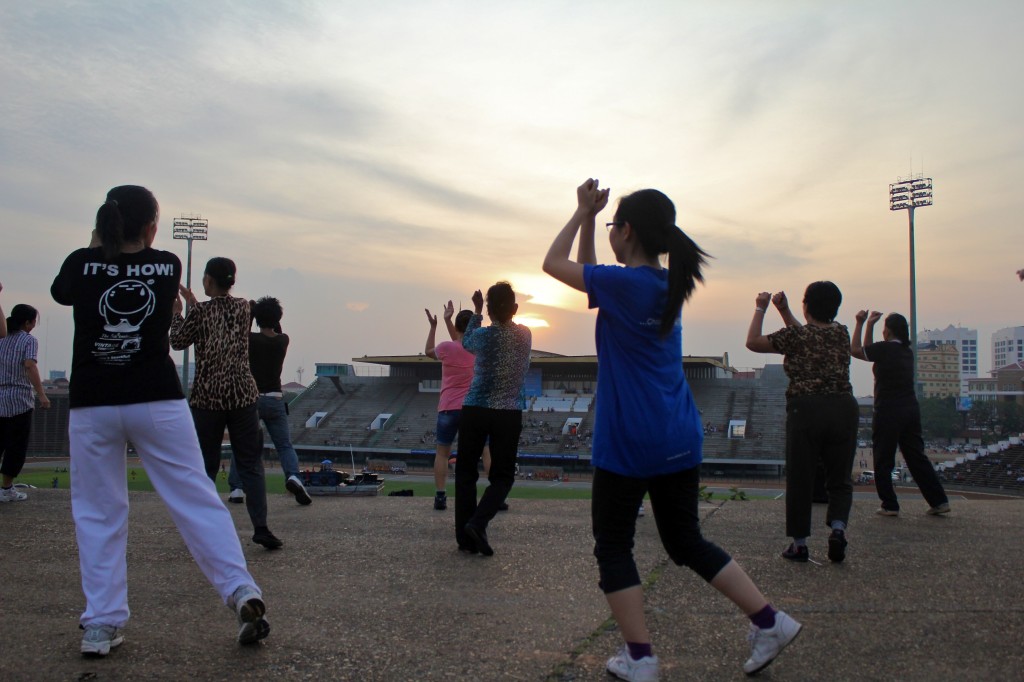 Cours d'aérobic au coucher du soleil au stage olympique de Phnom Penh