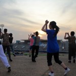 Cours d'aérobic au coucher du soleil au stage olympique de Phnom Penh