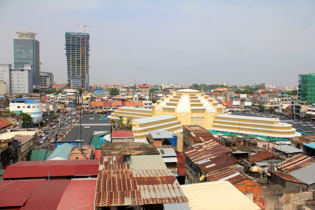 Vue sur le centre ville de la capitale cambodgienne et sur le marché central