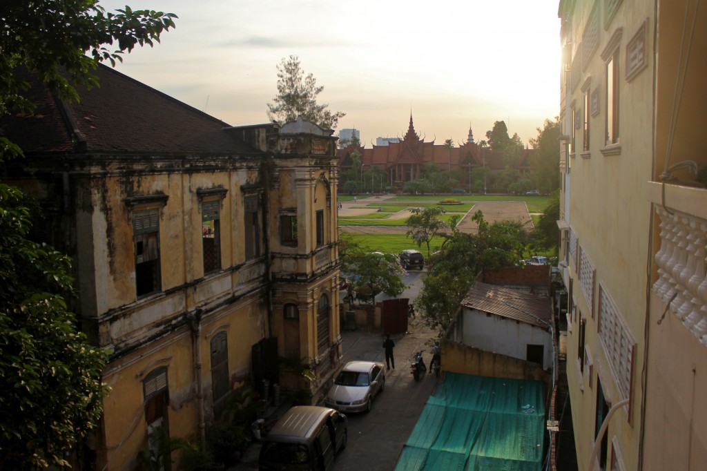 Au loin, l'incontournable musée national khmer