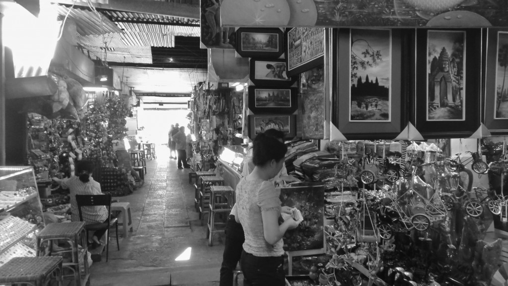 Marché russe de Phnom Penh apprécié par les touristes pour l'achat de souvenirs