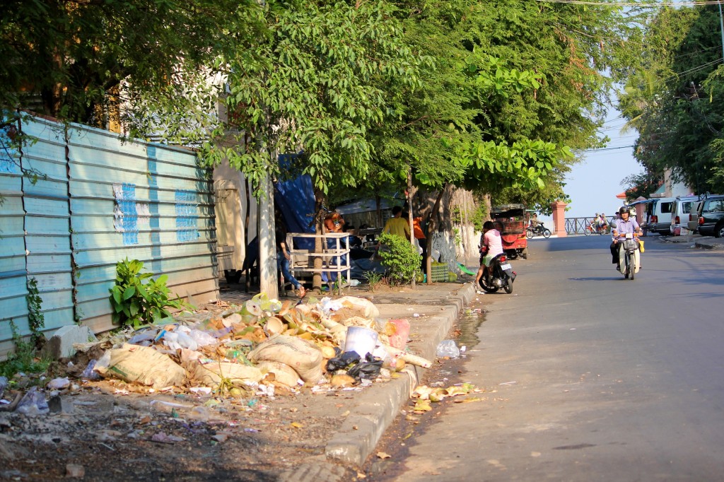 Ordures dans les rues de Phnom Penh