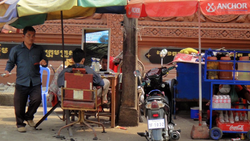 Barbier sur un trottoir de Phnom Penh