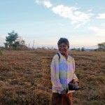 Femme pnong allant chercher de l'eau à la rivière avec son panier typique sur le dos