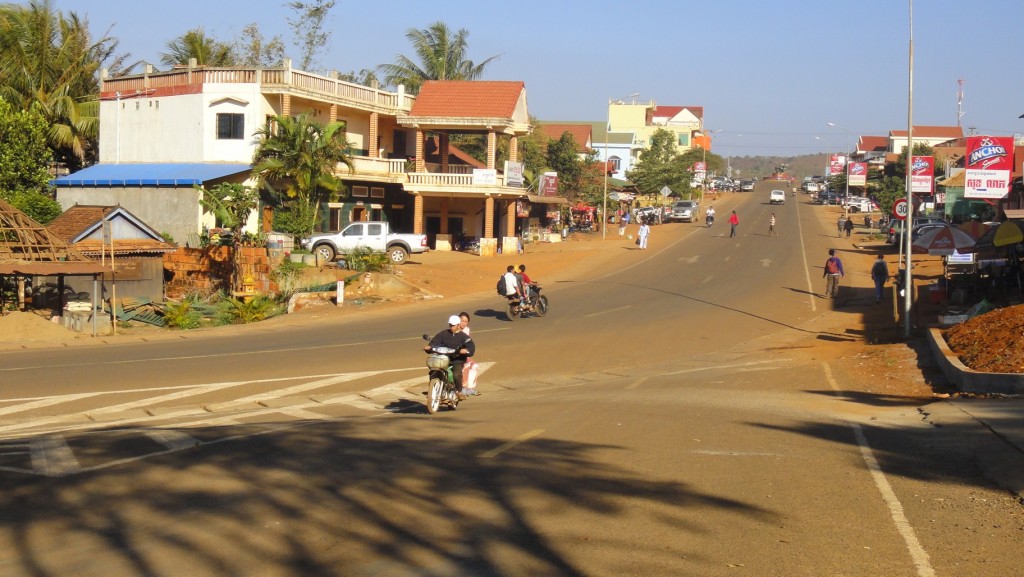 Rue principale de Sen Monoron dans la province du Mondolkiri