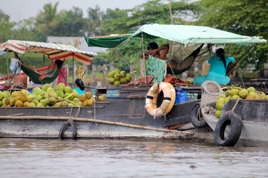 Sieste en attendant le client au marché flottant