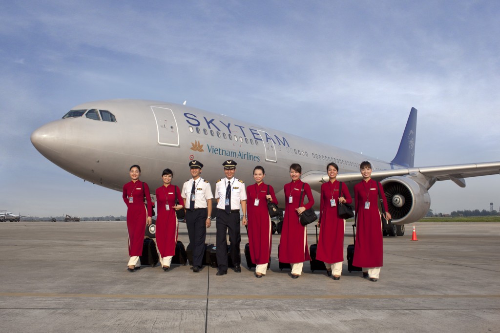 Hotesses de l'air de Vietnam Airlines en ao dai (copyright photo Air France)