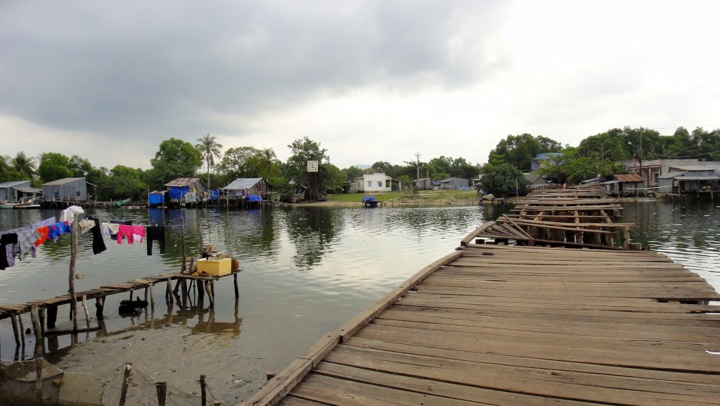 Pont en bois dans un village de Cua Can