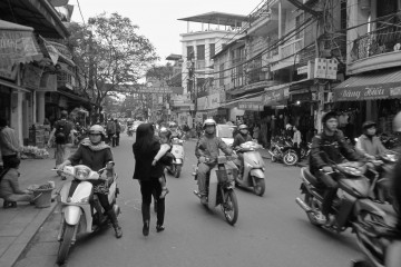 Motokibes en vrac dans les rues de Hanoï