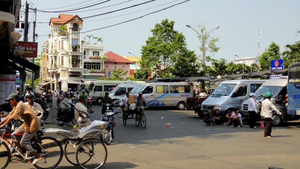 Transports divers et variés dans les rues de Chau Doc, avec au premier plan un Xe Loi
