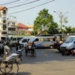 Transports divers et variés dans les rues de Chau Doc, avec au premier plan un Xe Loi