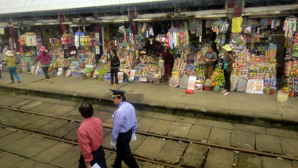 Gare de train quelque part entre Ho Chi Minh et Hué