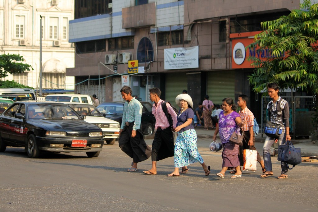 Birmans dans les rues de Yangon (Rangoon)