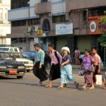 Birmans dans les rues de Yangon (Rangoon)