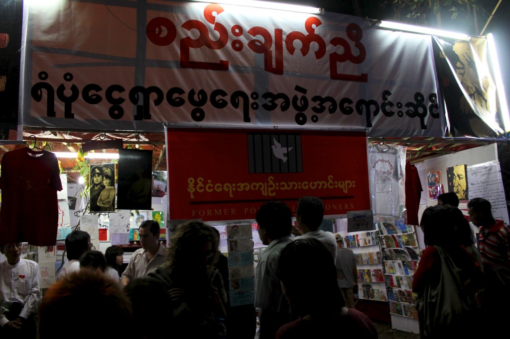 Stand du NLD dans une ruelle passante à la sortie de la pagode