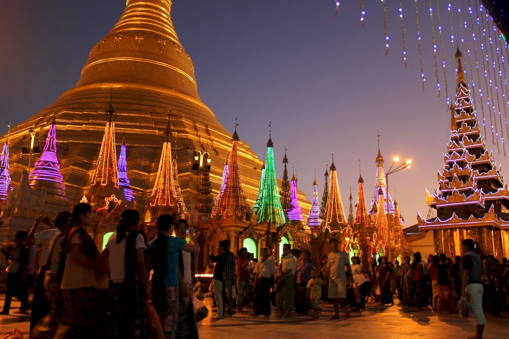 Paya Shwedagon à la tombée de la nuit