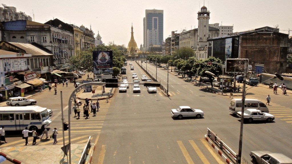 Avenue du centre de Yangon en direction de la paya Sule