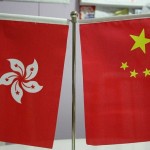 Drapeaux de Hong Kong et de la Chine face à face (copyright Ernie Chan)