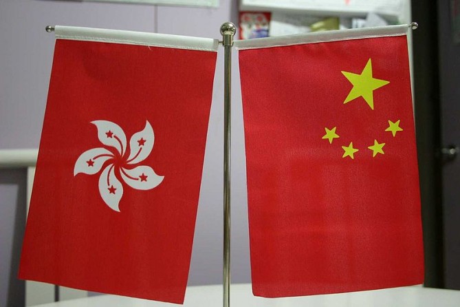 Drapeaux de Hong Kong et de la Chine face à face (copyright Ernie Chan)