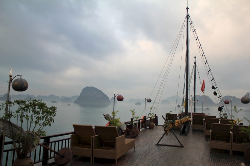 Seuls sur le pont pour admirer le lever du soleil sur Halong Bay