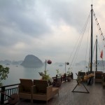 Seuls sur le pont pour admirer le lever du soleil sur Halong Bay