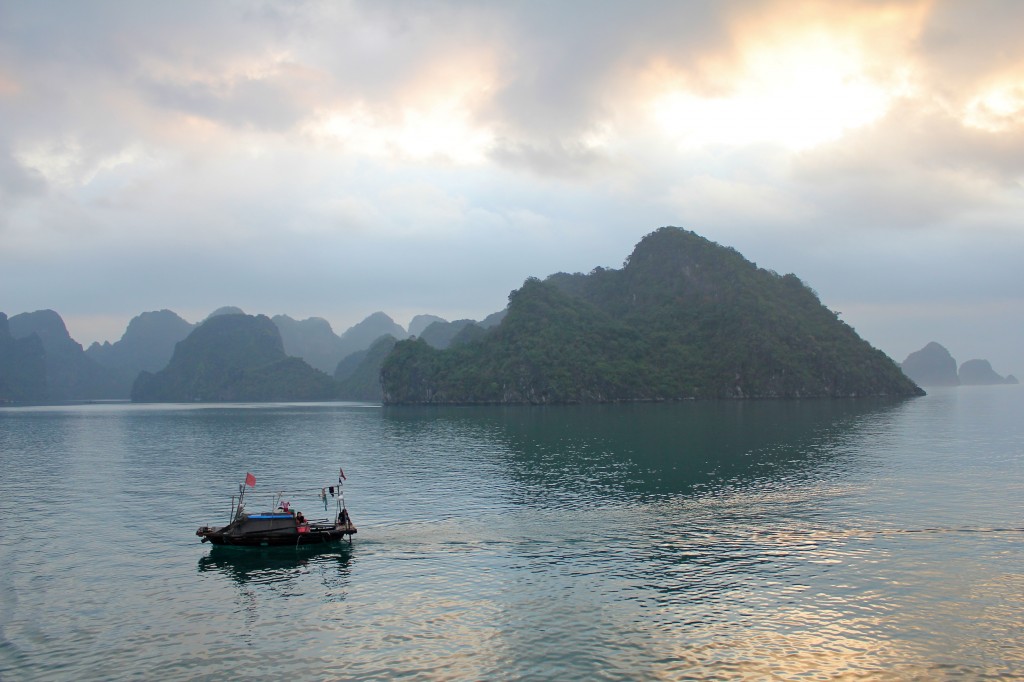 Lever du soleil mystérieux et extraordinaire sur la baie d'Halong